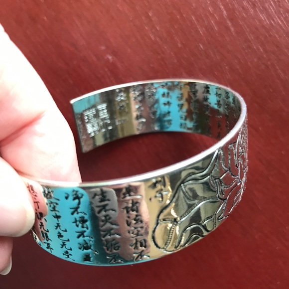 Engraved lotus silver wide cuff bracelet - Picture 4 of 8